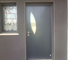 Porte d'entr&eacute;e c&ocirc;t&eacute; ext&eacute;rieur