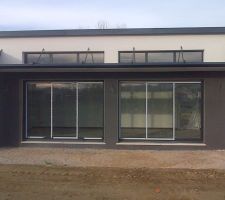 Pose du brise soleil à lames sur la façade sud