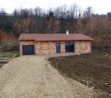 La maison à niveau, avec le chemin d'accès