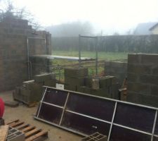 Côté cuisine avec reconstruction du mur tombé pendant la tempête