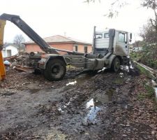 Tentative d'enlèvement de la benne n°4