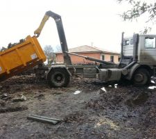 Tentative d'enlèvement de la benne n°4 ... Benne encore là ... pour quelques minutes ?