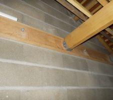 Plancher dans le garage pour le rangement.