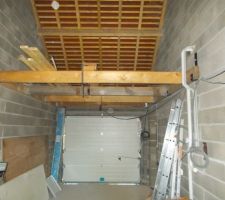 Plancher dans le garage pour le rangement.