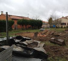 Il y avait une cabane qui servait pour le verger, un cerisier, un prunier.... mais il nous faut la place pour construire