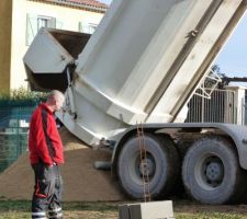 Arrivage de la nouvelle aire de jeu du lotissement ;-)