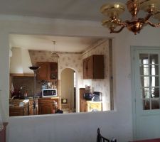 Emplacement de la verrière côté salle avec une vue sur la cuisine
