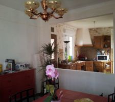 Emplacement de la verrière côté salle avec une vue sur la cuisine