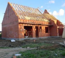 Les terres ont été ramenées tout autour de la maison