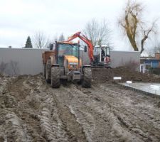 Évacuation des terres...plus de 100m3.
Merci a mon p'tit entrepreneur, sympas et à l'écoute...