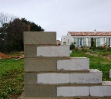 Voilà les 5 agglos en bas du terrain...donc Monsieur a finalement enlevé le dernier ;-)