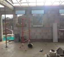 Voila la pose des seuils de fen&ecirc;tre. ici, chambre, salle de bain, WC.