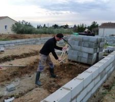 On dégage un peu de terre du vide-sanitaire...