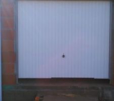 Voilà une belle porte de garage réhaussée (youpi) avec un vrai seuil pour accueillir notre isolant (ouf) ^^