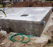 En fin d'apr&egrave;s-midi la reprise de dalle est finie , on voit le trou d'homme pour acc&eacute;der dans le vide sanitaire