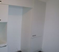 Meuble à coulissant et emplacement pour le frigo américain