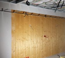 Home cinema : caissons et mur bois apparent