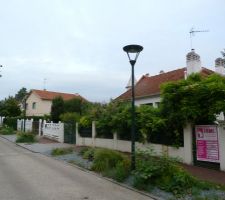 Terrain &agrave; construire - la maison qui se trouve dessus est &agrave; d&eacute;truire