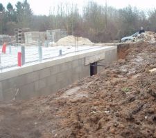 Pr&eacute;paration pour le plancher b&eacute;ton, vue de la porte du sous-sol.