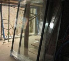Les vantaux de la baie vitrée à installer