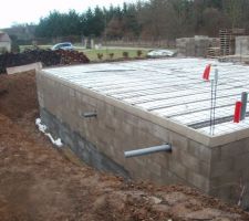 Pr&eacute;paration pour le plancher b&eacute;ton, les gaines et les tuyaux d'&eacute;vacuation sont pr&ecirc;ts.