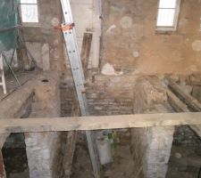 Suppression totale du plancher au droit de l'escalier et de la porte arri&egrave;re