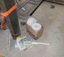 Les rails et montants du plaquiste pour le doublage