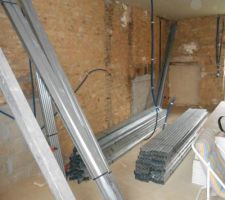 Les rails et montants du plaquiste pour le doublage