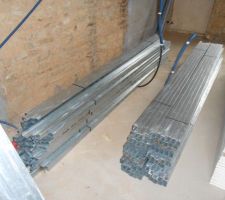 Les rails et montants du plaquiste pour le doublage