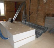 Les rails et montants du plaquiste pour le doublage