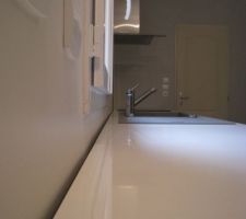 Une vue plus precise de l'ecart entre le mur et notre plan de travail