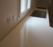 On observe bien ici ce murt pas droit : jusqu'à 13 mm entre le plan de travail et le mur au niveau de la fenetre...on y passe un doigt...