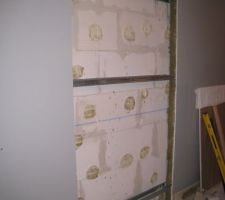 La laine de roche à egalement été retirée.
Des rails ont été fixés au mur et via des equerres 
D'autres rails ont été clipsés dessus pour fixer un placo antifeu.
