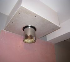 Mise en place de l'adapteur du conduit existant (230mm) ver celui de mon installation (150mm).
Une plaque de platre à été refaite afin de faire le trou pour le passage de l'adaptateur.
Elle est fixé sur les rails utilisés pour faire le coffrage (pas très esthetique soit dit en passant)
Autre regret : ne pas avoir surveillé ce point là : il descend un peu trop bas et nous avons un coffrage d'environ 27 cm de hauteur. Il aurait fallu que le conduit de 230 mm descende moins bas. Cela est à voir au moment de la pose du conduit par le couvreur