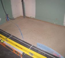 L'espace douche à l'italienne : le polystyrène est retiré, laissant apparaitre les tuyaux PER de la douche.
Cela permettra de faire une chappe beton, d'y mettre un receveur à carreler   le carrelage, le tout au meme niveau que le carrelage existant.