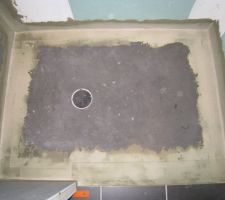 Une fois l'ensemble des plaques WEDI installé, des bandes d'etanchiété sont posées dans tous les angles.