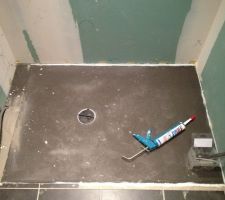 Le receveur est mis en place, avec un joint d'etanchéité en silicone