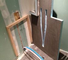 Une fois le receveur à carreler (type WEDI) posé, 1 plaque WEDI de 5cm d'epaisseur est utilisé pour cacher les tuyaux PER et créer des niches dans la douche.