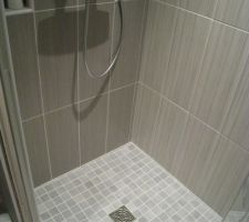 La douche enfin terminée...avec la pose d'une porte de douche.