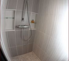 Une autre vue de la douche, avec un objectif fisheye qui deforme tout mais donne une vue complete.