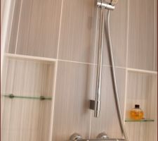 Une vue detaillée sur les niches et tablettes en verre, permettant de poser tous nos produits.