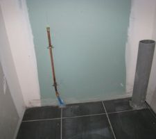 Voici les WC livrée à notre demande sans sanitaire : juste une arrivée d'eau froide et un tube PVC pour l'evacuation des eaux usées