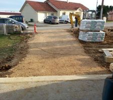 Chemin d'accès au garage en cailloux blancs 0-20
On peut enfin accéder au garage sans sans mettre de la terre partout