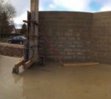 Vu panoramique de la pi&egrave;ce de vie. De gauche &agrave; droite: cuisne salle et salon