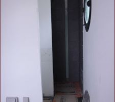 Pose du carrelage murs dans la douche de la chambre d'amis