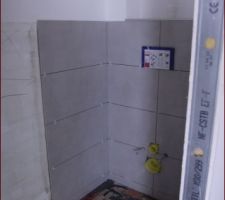 Pose du carrelage sur le Geberit des WC1 au RDC
