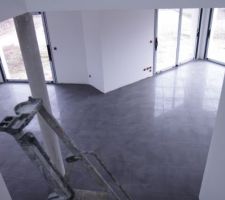 Pose du carrelage et joints ton sur ton au RDC