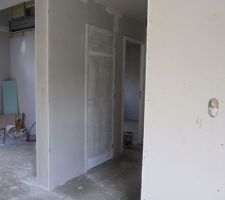 La porte des futur WC est posée. Elle a une drole de tete aurait elle pris l'humidité?