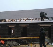Ce matin rdv avec le conducteur de travaux et on a pu assister à la couverture de la charpente les pauvres sous cette pluie vraiment pas de chance