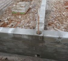 Un trou en bas de chaque piliers pour permettre au b&eacute;ton de bien p&eacute;n&eacute;trer jusqu?en bas des poutres